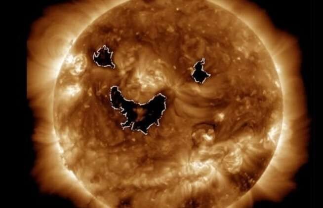 تفسير ظاهرة الشمس المبتسمة علمياً