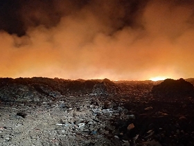 تحذيرات من "كارثة بيئية": حريق كبير بمكب النفايات الرئيسي في غزة