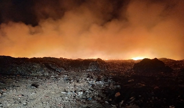 تحذيرات "كارثة طبيعية": حريق كبير في مكب النفايات الرئيسي في غزة