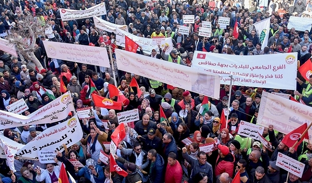 شنت السلطات التونسية حملة قمع على مظاهرة معارضة وكثفت حملة الاعتقالات
