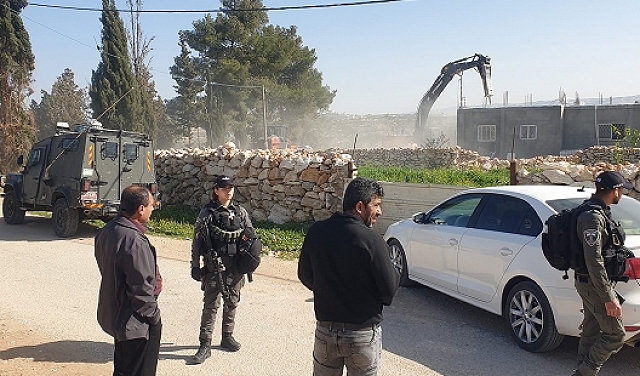 الاحتلال يهدم منزلا قرب الخليل