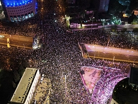إضعاف القضاء: 250 ألف متظاهر بعدة بلدات وإغلاق شارع "أيالون" في تل أبيب