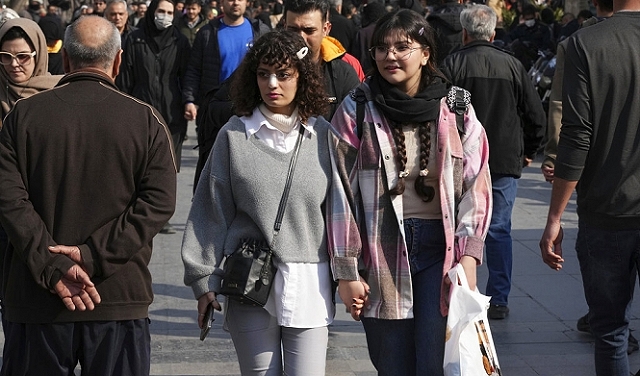 إيران: حالات تسمم جديدة لطالبات وغموض حول القضية