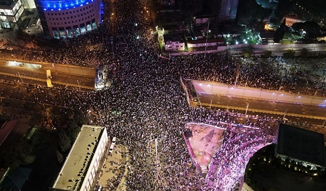 إضعاف القضاء: 250 ألف متظاهر بعدة بلدات وإغلاق شارع 