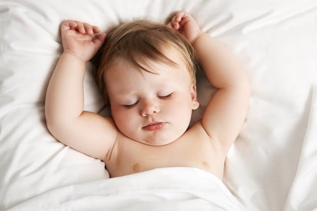 عدد ساعات النوم للمواليد الجدد 