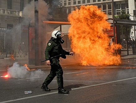أثينا: مواجهات عنيفة بين الشرطة والمحتجين على "تصادم القطارين"