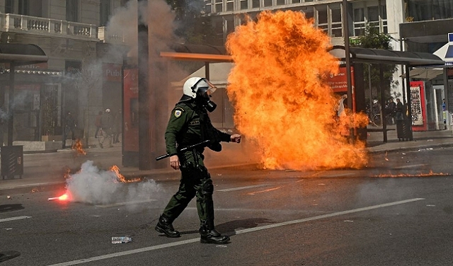 أثينا: مواجهات عنيفة بين الشرطة والمحتجين على 