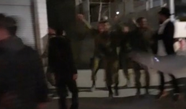 جنود الاحتلال يرقصون مع المستوطنين في حوارة