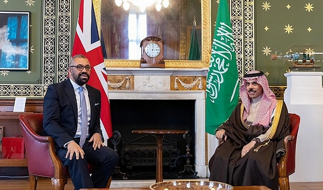 يبحث وزيرا خارجية المملكة العربية السعودية وبريطانيا سبل تحسين الشراكة الثنائية