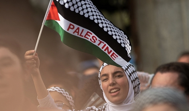 عدالة: لا نص يمنع رفع العلم الفلسطيني