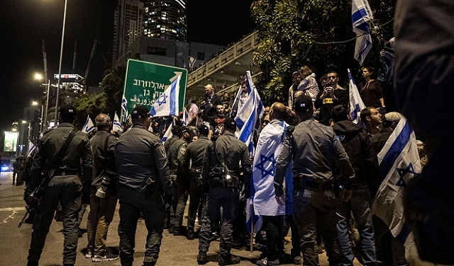 "ماحش" استجوب الشرطي الذي أطلق قنبلة صوتية على المتظاهرين في تل أبيب