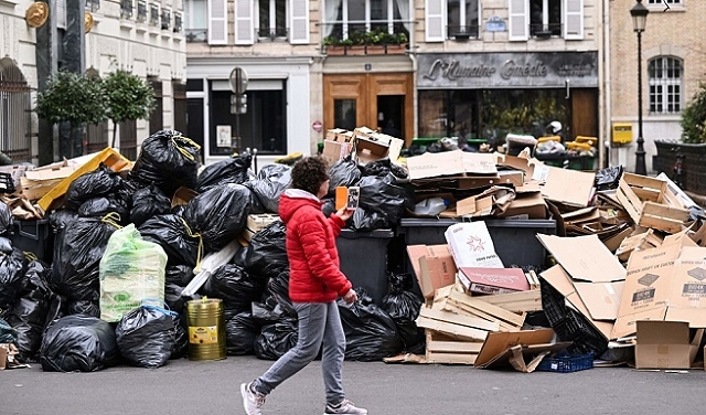 تراكُم آلاف الأطنان من القمامة في شوارع باريس جرّاء إضراب عمال النظافة