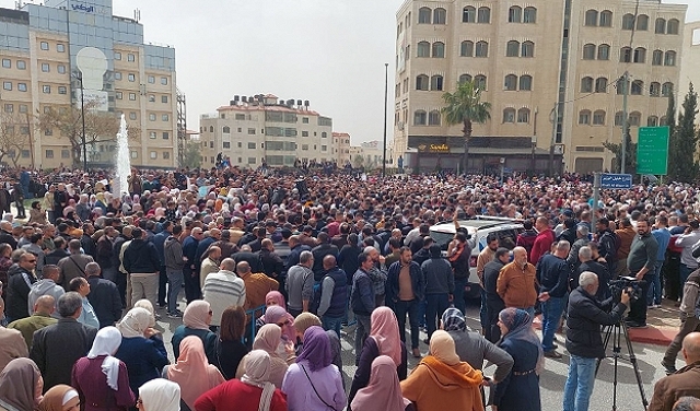 آلاف المعلمين المضربين يجلسون بالقرب من مجلس الوزراء في رام الله