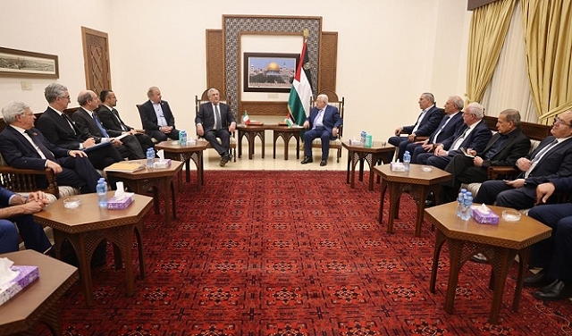 عباس يطلع وزير الخارجية الإيطالي على آخر تطورات الوضع الفلسطيني