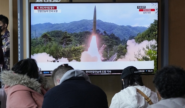 كوريا الشمالية تطلق صاروخين باليستيين بالتزامن مع مناورات في واشنطن ، سيول