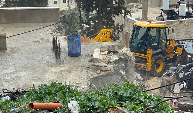 الاحتلال يهدم منزلا في القدس 