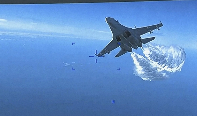 أصدر البنتاغون شريط فيديو يوثق قيام طائرة روسية بإلقاء الوقود في مسيرة أمريكية