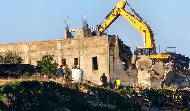 الاحتلال يهدم منزلا في رام الله
