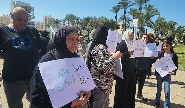 عكا: احتجاج على هدم منازل ابو عايش حيث اغلقت الشرطة ابواب البلدية