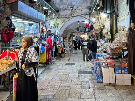 التجار المقدسيون يستعدون بحذر لشهر رمضان ويتوقعون تصعيدا إسرائيليا