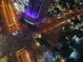 إضعاف القضاء: 170 ألف متظاهر في تل أبيب وإغلاق شوارع واعتقال متظاهرين