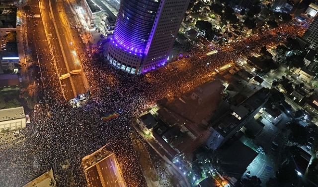 إضعاف القضاء: 170 ألف متظاهر في تل أبيب وإغلاق شوارع واعتقال متظاهرين