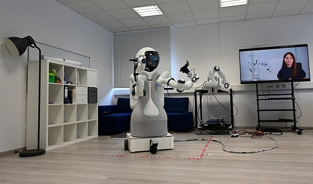 الروبوتات التي تقوم بتشخيص الأمراض وعلاجها وتقديم الرعاية لكبار السن
