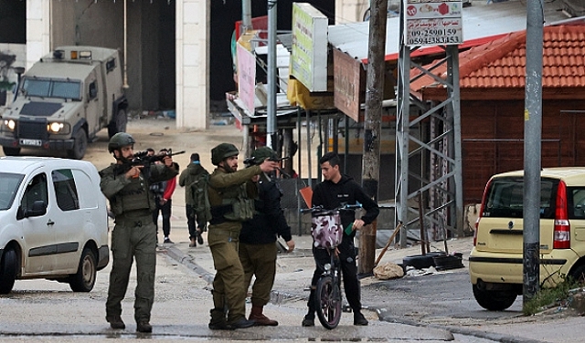 الاعتقالات في الضفة الغربية والاحتلال يشددان الإجراءات قرب نابلس