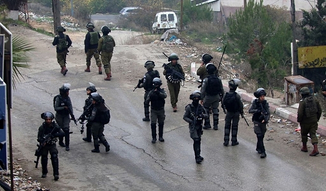 الاحتلال يعتقل ثلاثة شبان من بيت أمر بزعم استهداف مستوطَنة بإطلاق النار