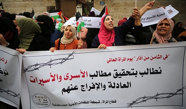 حركة أسيرة تعلق الإضراب عن الطعام بعد تجريد الاحتلال