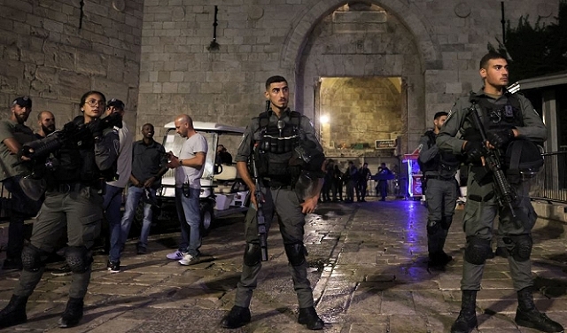 هاجم الاحتلال المقدسيين في ساحة باب العامود واعتقل 4 شبان