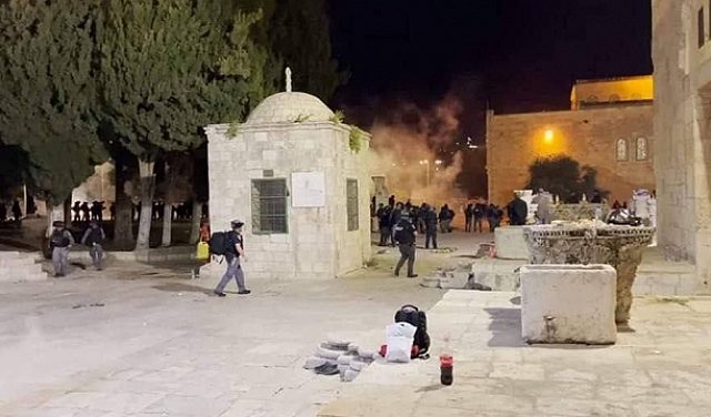 قوات الاحتلال تقتحم المسجد الأقصى وتخلي المصلين بالقوة