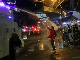 الاحتجاجات المناهضة لحكومة نتنياهو مستمرة: إصابات واعتقالات