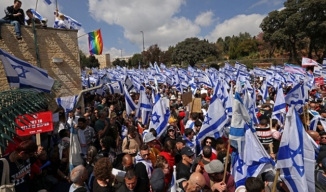 إضعاف القضاء: إضرابات بالمرافق العامة وعشرات الآلاف يتظاهرون في القدس 