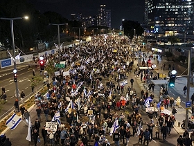 الآلاف من أنصار اليمين المتطرف يتظاهرون في تل أبيب ويغلقون شوارع رئيسية