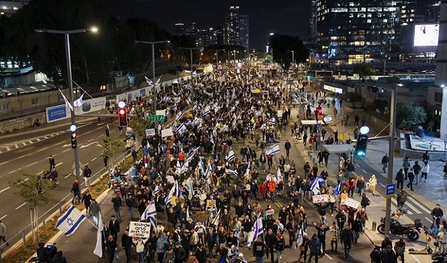وتظاهر الآلاف من أنصار اليمين المتطرف في تل أبيب ، وأغلقوا الشوارع الرئيسية