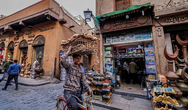 مصر ترفع أسعار الفائدة للحد من ارتفاع التضخم