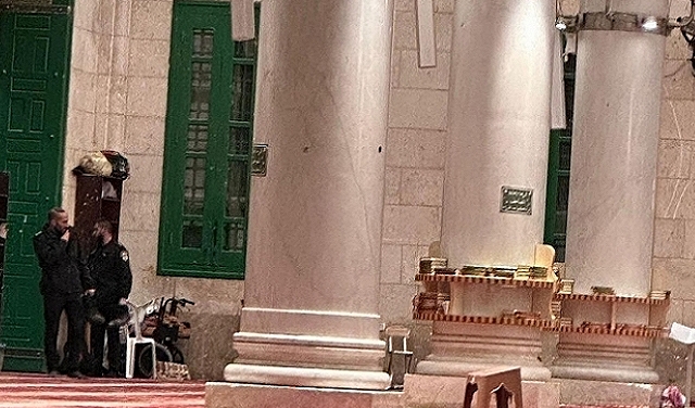 الاحتلال يداهم المصلى القبلي من المسجد الأقصى ويدفع بالعزل عنه