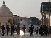 الشرطة الإسرائيلية تعتدي على المصلين عند المسجد الأقصى