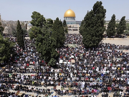 130 ألف فلسطيني يصلون الجمعة الثالثة من رمضان في الأقصى