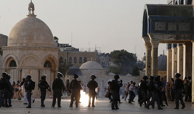 الشرطة الإسرائيلية تعتدي على المصلين عند المسجد الأقصى