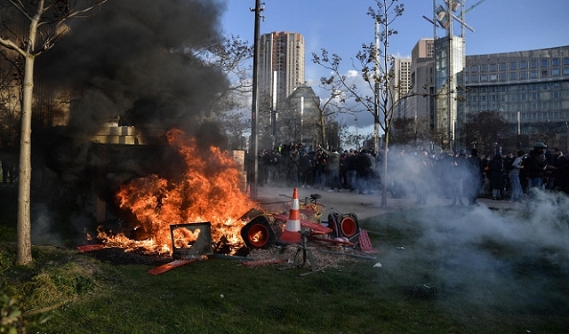 مظاهرات باريس: محتجّون يضرمون النار في 