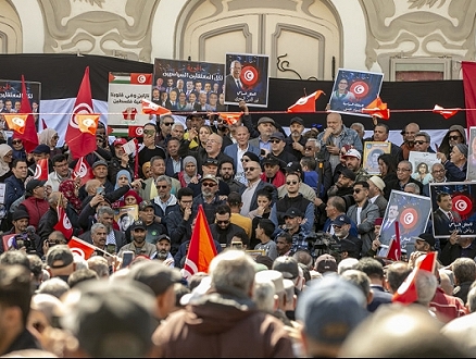 احتجاجات في تونس على سياسات سعيّد وتحذيرات من انهيار الدولة