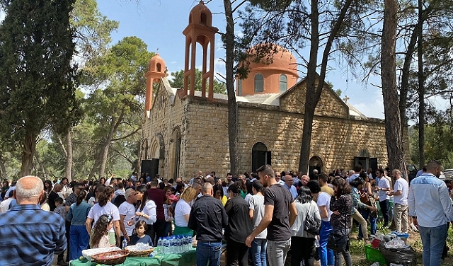المئات يعودون إلى قرية معلول النازحة للاحتفال بعيد الفصح