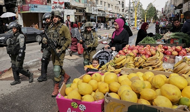 الخليل: الاحتلال يعتدي على شاب فلسطيني