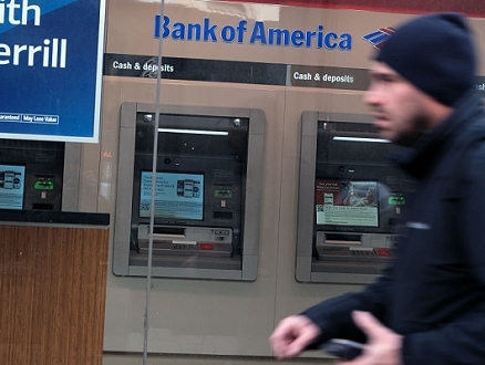واشنطن: الأزمة المصرفية قد تجعل البنوك "أكثر حذرا" في معاملاتها