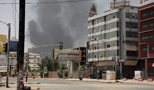 السودان: كيف اندلع القتال وما الخلاف الرئيسي بين حميدتي والبرهان؟