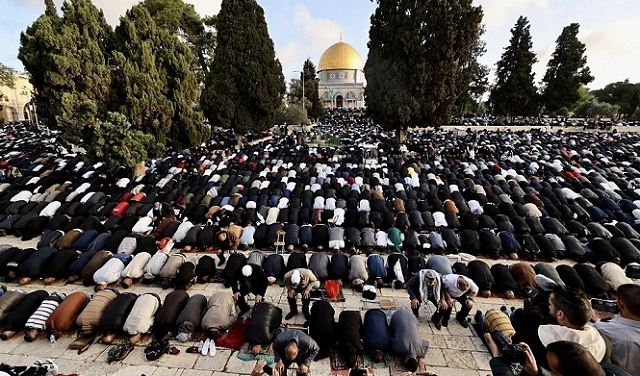 120 ألفا يؤدون صلاة عيد الفطر في المسجد الأقصى