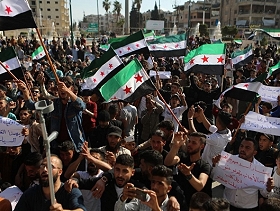سوريون يتظاهرون ضد استئناف دول عربية علاقاتها مع نظام الأسد