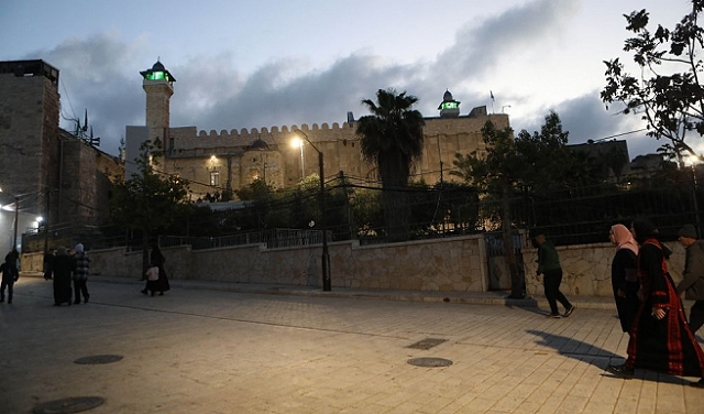 المحتل ومستوطنوه يرفعون العلم الإسرائيلي فوق مسجد إبراهيم
